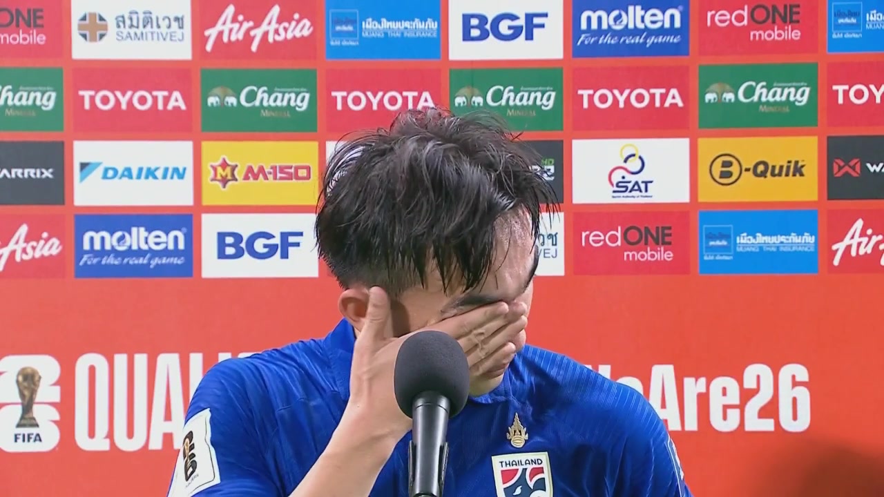 泰国球员赛后眼含泪水，不断抹泪