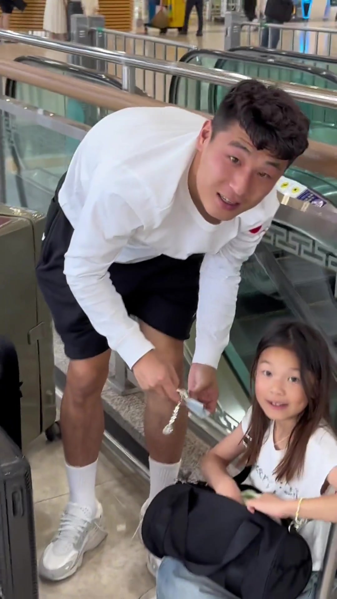 球迷韩国机场偶遇武磊：磊哥！磊哥！可以拍